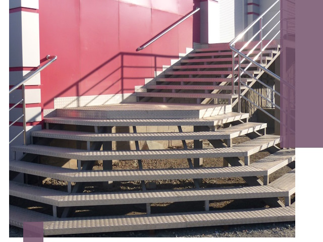 Лестницы для магазина в Новосибирске — изготовление и монтаж