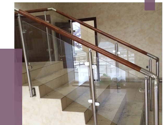 Комбинированные перила из металла и дерева в Новосибирске