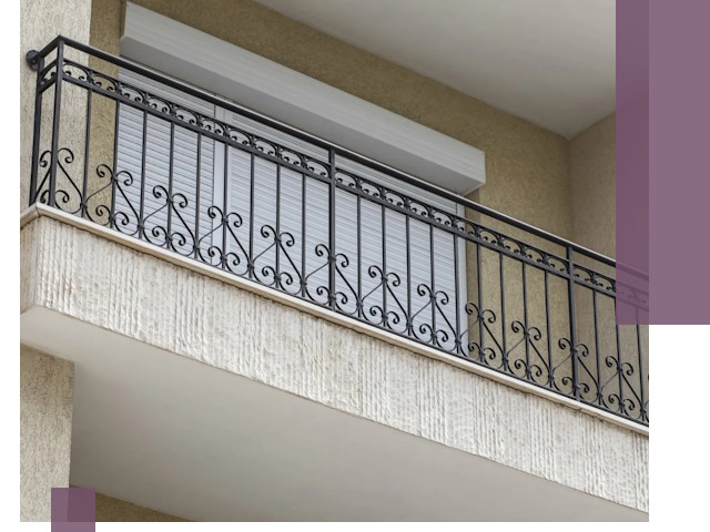 Балконные ограждения из металла и стекла в Новосибирске для домов