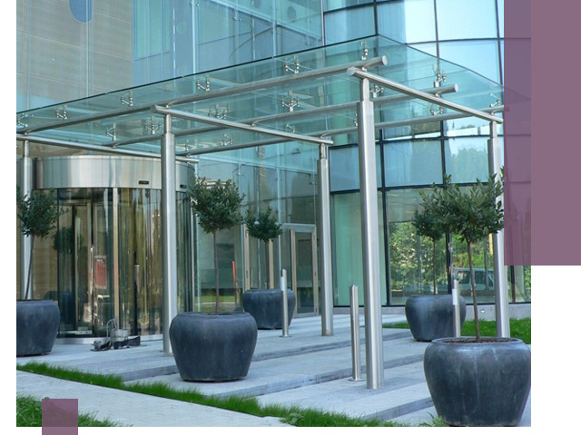 Навесы из стекла на заказ в Новосибирске — монтаж и установка