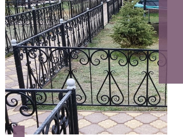 Кованые газонные ограждения под ключ в Новосибирске